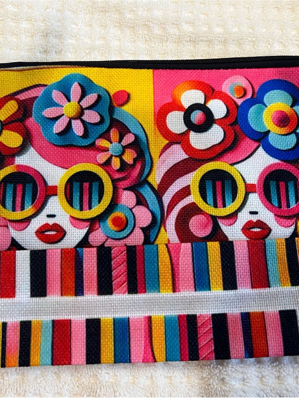 Vibrant Retro Pop Art makeup bag Pink, Yellow & Blue - Picture 2 of 7